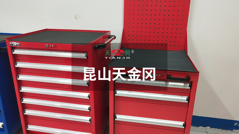 天金岡工具柜公司旗下車間工具柜抽屜導(dǎo)軌采用專利導(dǎo)軌設(shè)計(jì)，并配合機(jī)械軸承滑動(dòng)！